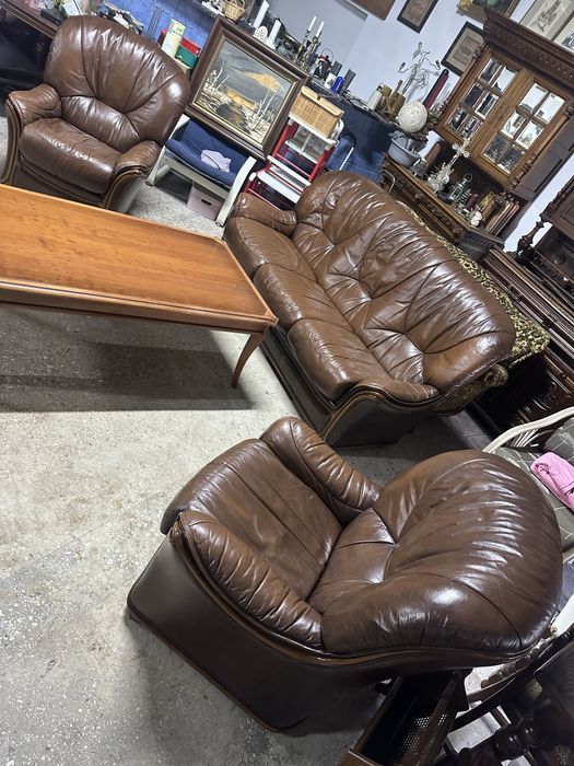 Дивани шкіряні.