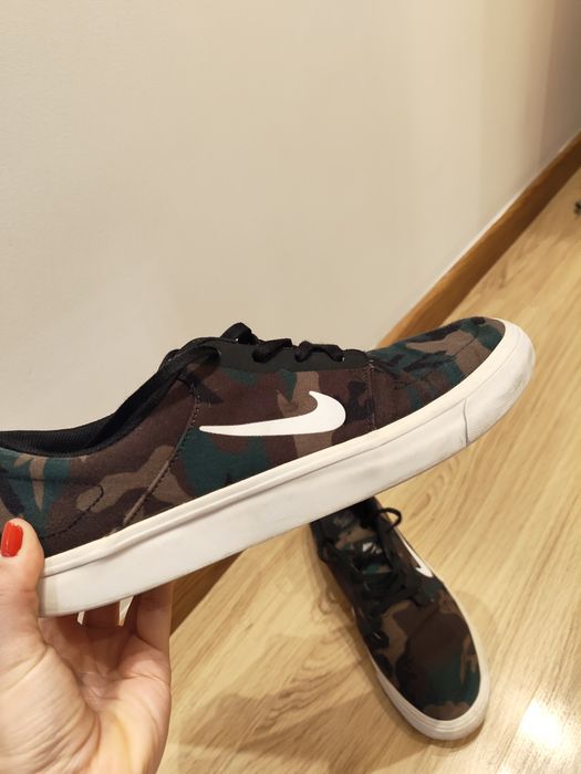 Ténis Nike padrão tropa