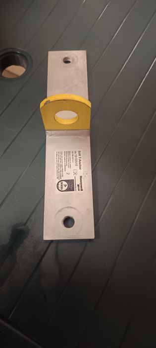 Placa de fixação na parede com olhal para engate de gancho