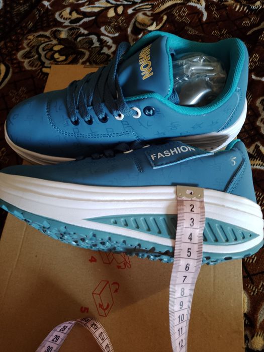 Продам жіночі кросівки.