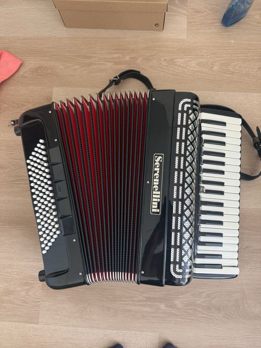 Serenellini 96 baixos / 37 teclas