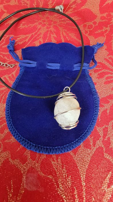 Colar com Pendente de pedra branca natural