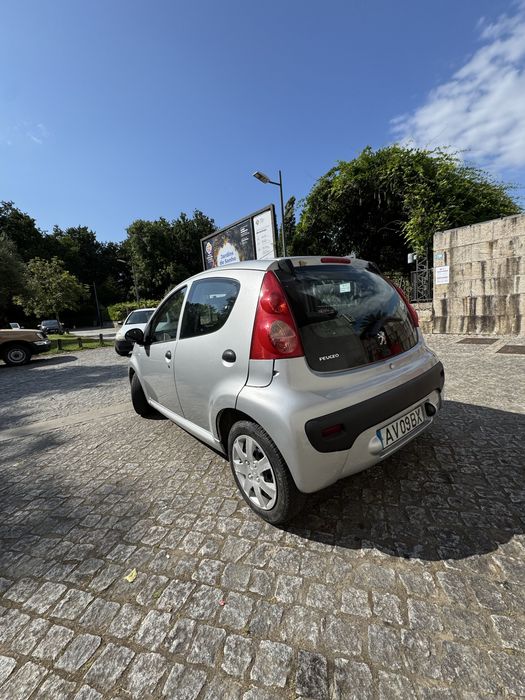 Peugeot 107 1.0 — 5 portas, económico e ideal para cidade