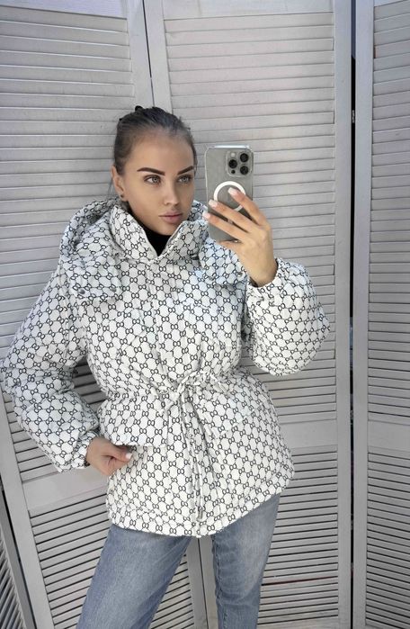 Жіноча стильна куртка з капюшоном