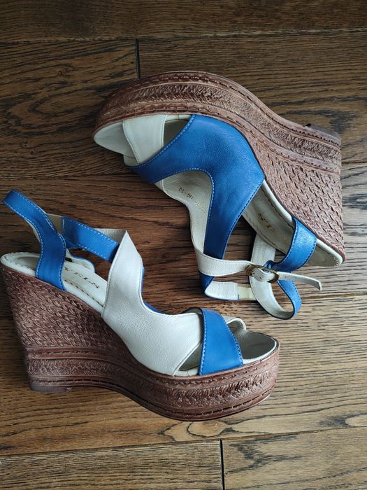 Шкіряні босоніжки на танкетці