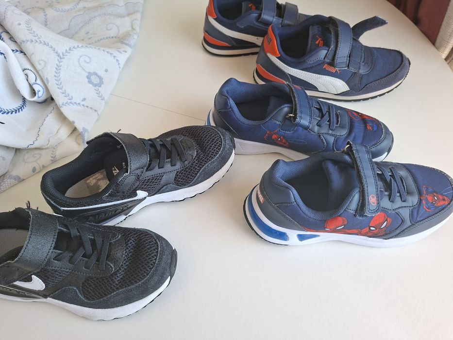 3 pares de sapatilhas de criança