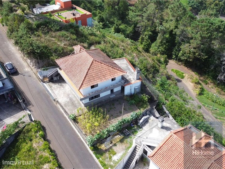 Moradia T5 para Recuperar | Ilha, Santana