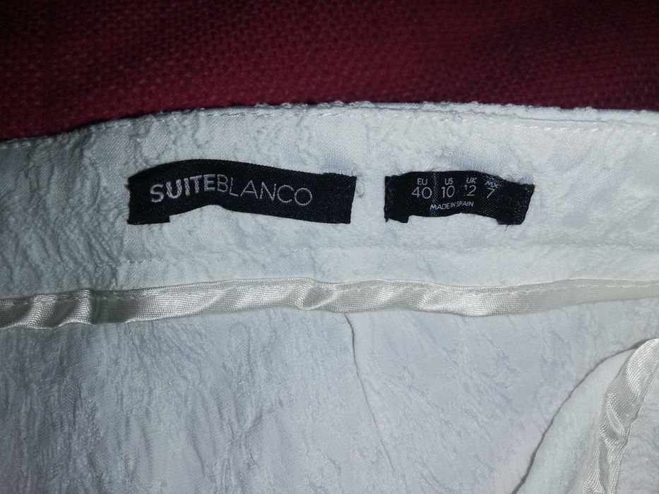 Calças brancas da Blanco com relevo