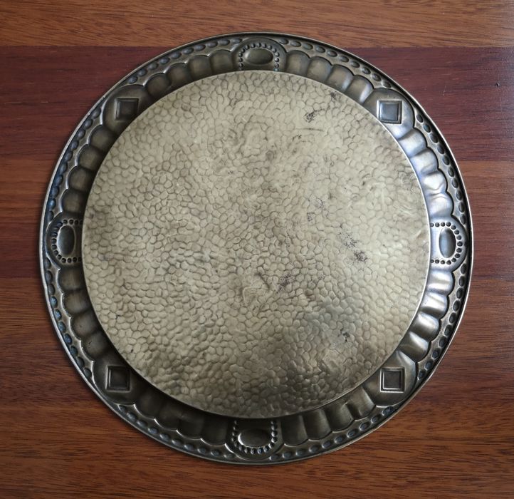 Taca Art Deco, mosiądz młotkowany, stara patyna, średnica 35 cm.