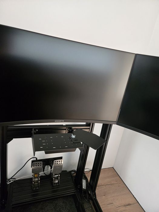 Simrig i stojak SimXPro z  monitorami Gigabyte M32QC