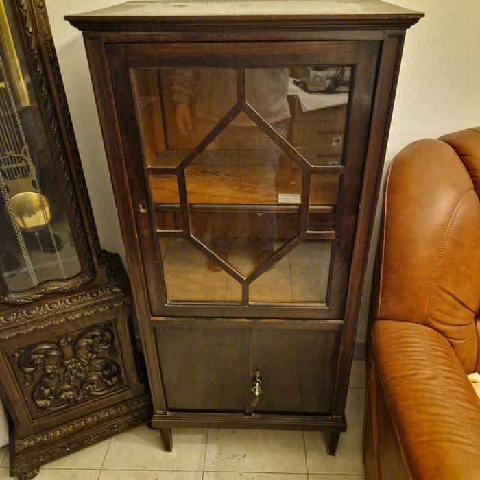 Cristaleira / vitrine clássica em madeira com portas envidraçadas