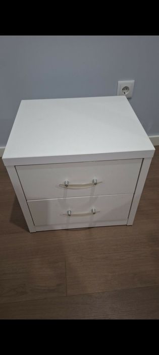 Cama de solteiro + mesa de cabeceira