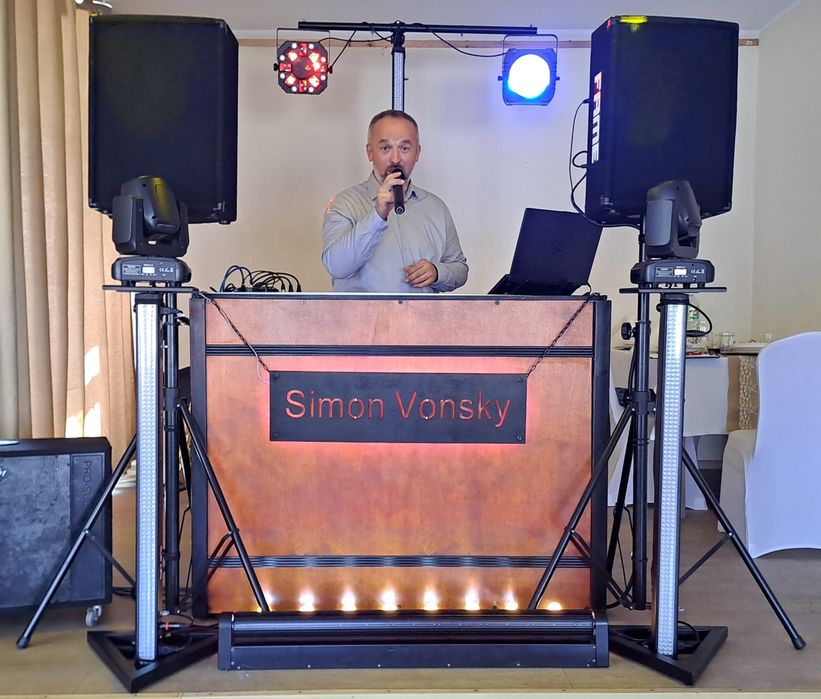 DJ & saksofonista Simon Vonsky  konferansjer, wodzirej