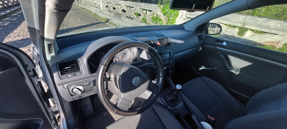 Golf V em bom estado