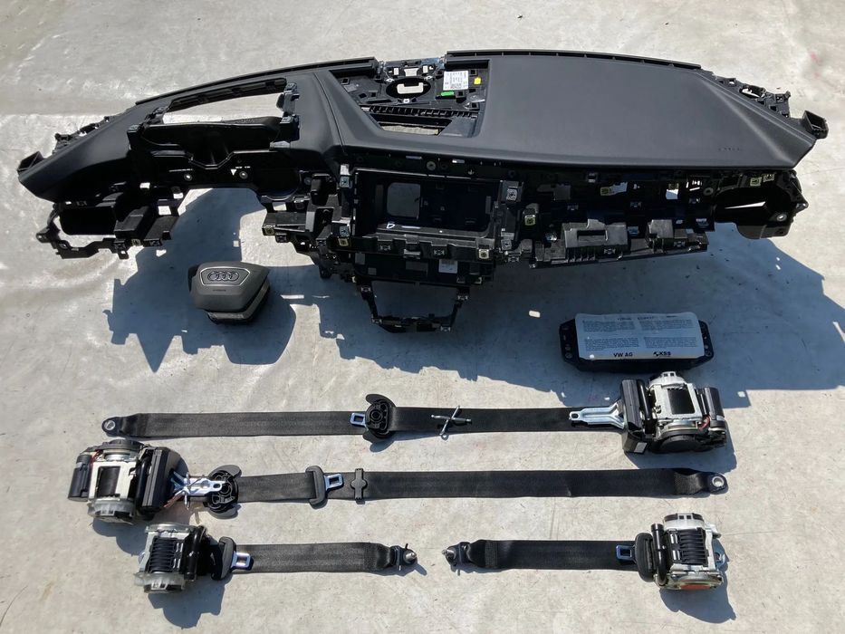 AUDI E-TRON GT RS DESKA SKÓRA KONSOLA KOKPIT PULPIT PÓŁKA PARAPET AIRBAG PODUSZKI PODUSZKA POWIETRZNA KIEROWCY PASAŻERA KOLANOWA KOLANOWE PODUSZKI KOLAN  KURTYNA KURTYNY PASY PAS regeneracja Raz2 !!!