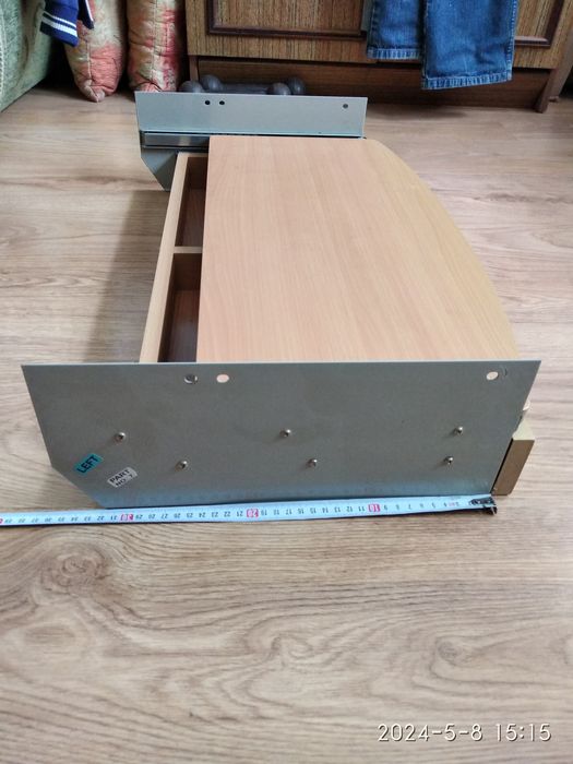 Висувна полиця для клавіатури та мишки комп'ютера.