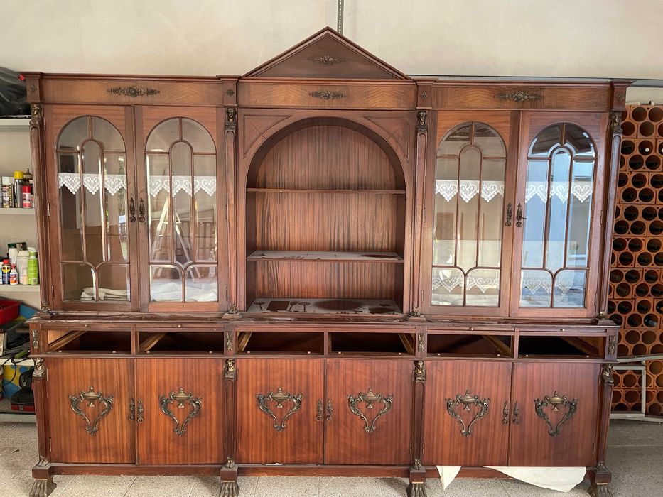 Móvel Cristaleira Clássico em Madeira Maciça com Detalhes em Bronze