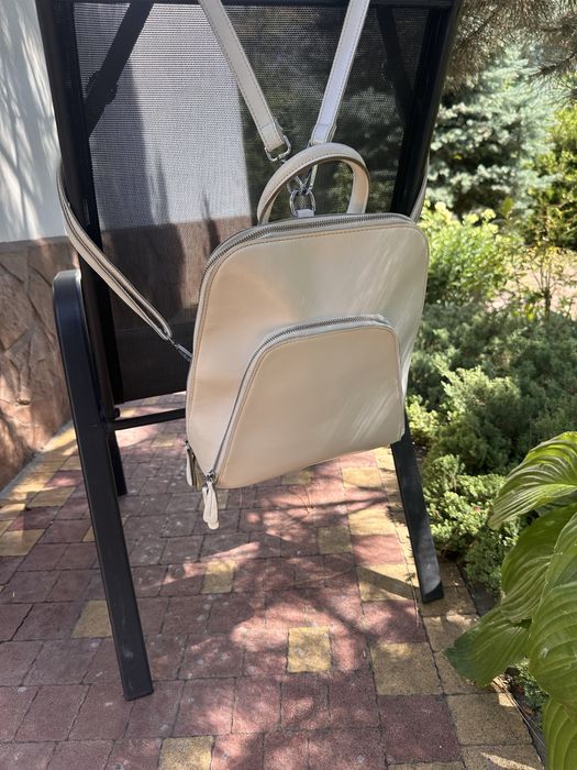 Продам белый кожаный рюкзак доя прогулок, учебы