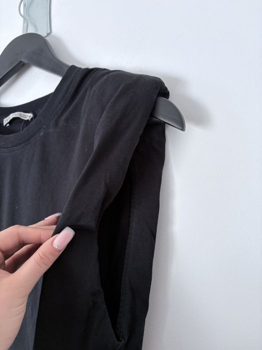 koszulka z poduszkami na ramionach zara