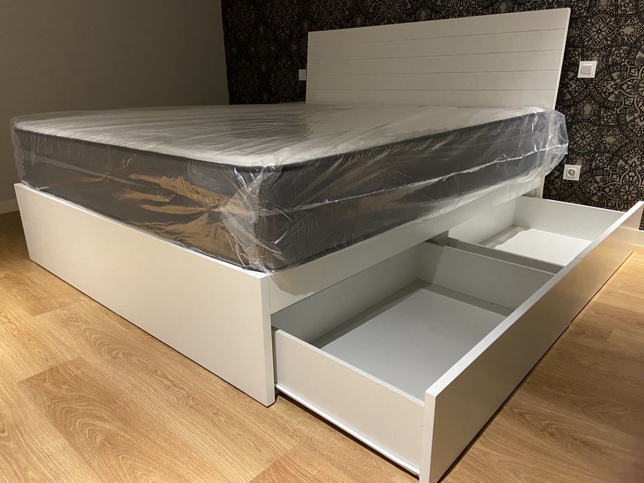 Cama de casal King Size com gaveteiros