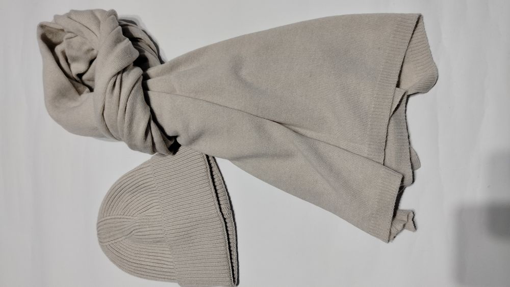 Piękny włoski damski komplet szalik czapka