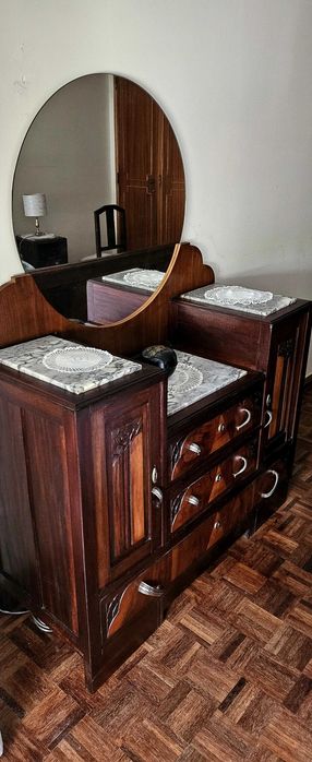 Vendo mobilia de quarto - cama, colchão,2 mesas de cabeceira e cómoda