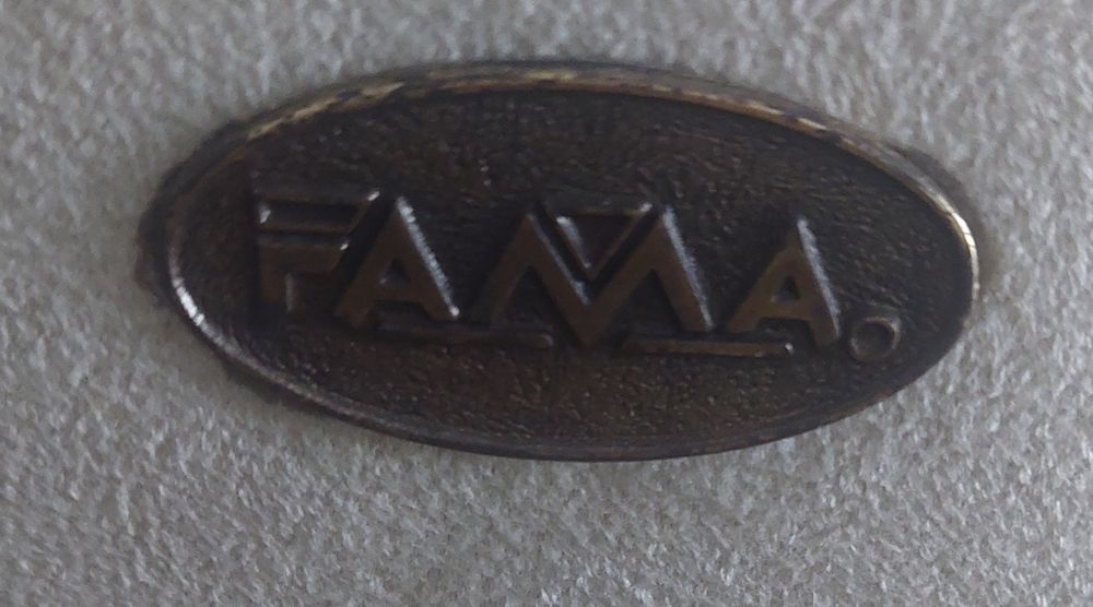 Sofá italiano design  marca FAMA LIVING em pele Nobuk 2 lugares .