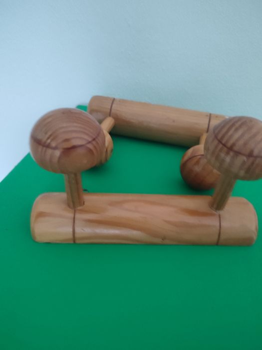 Dois cabides em madeira