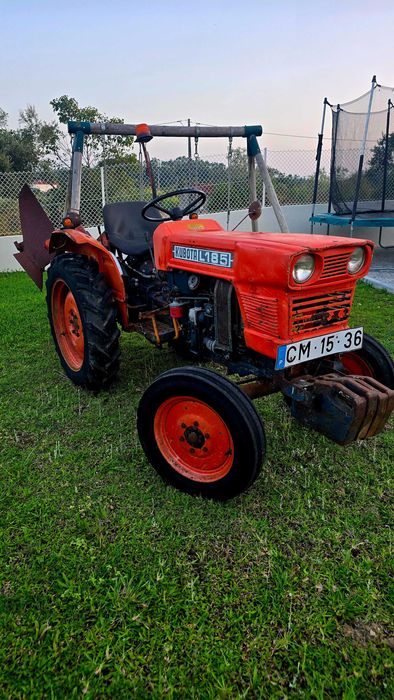 Kubota L 185 com decomentos sem nada a fazer