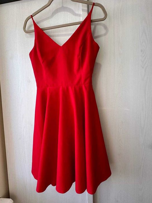 Червона сукня на бретельках