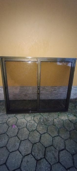 Vendo janelas em alumínio castanho