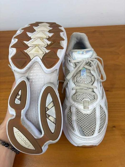 Buty Saucony ProGrid Omni 9 (Białe / Srebrne) – roz. 41