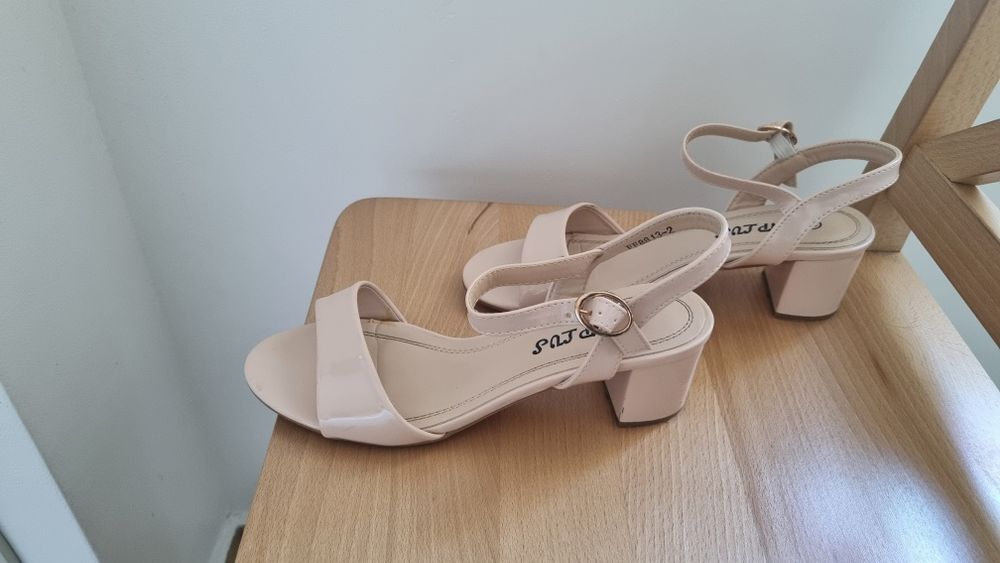 Sandałki na obcasie