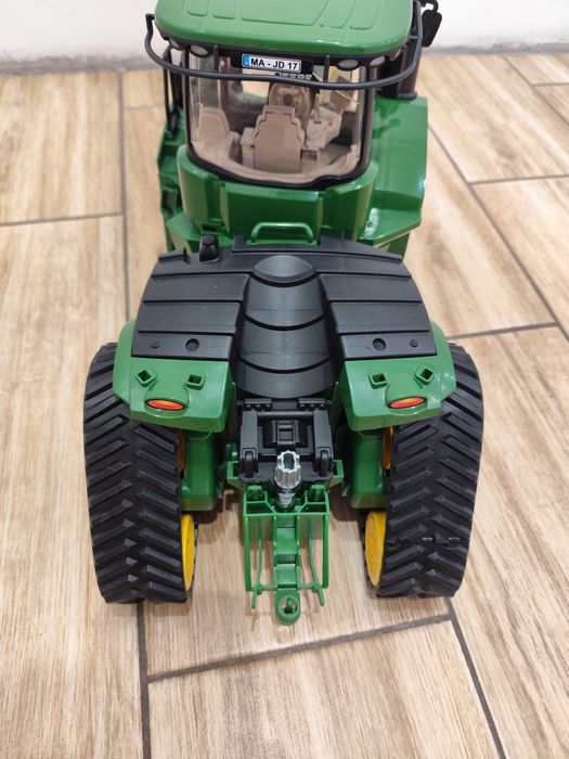 John Deere na gąsienicach Bruder