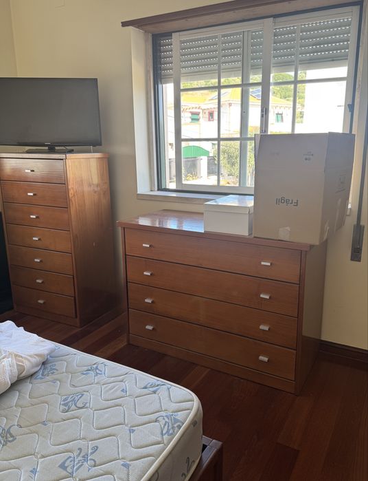 Quarto Completo | Cama com Arrumação + Colchão + 2 Cómodas + 2 Mesas de Cabeceira