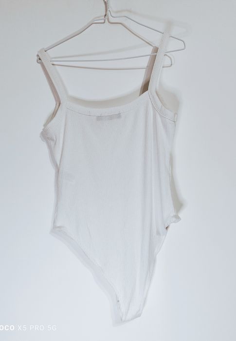 Białe body damskie prążkowane na ramiączkach Primark