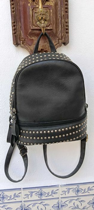 Mochila preta de mulher