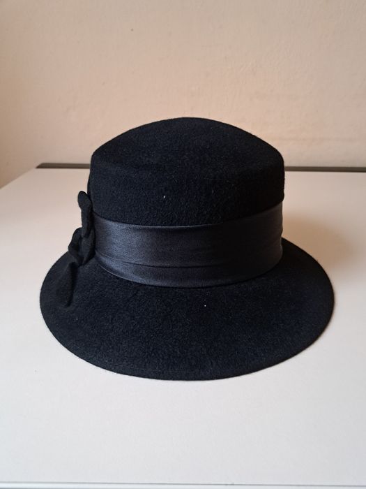 Жіночий фетровий капелюх.