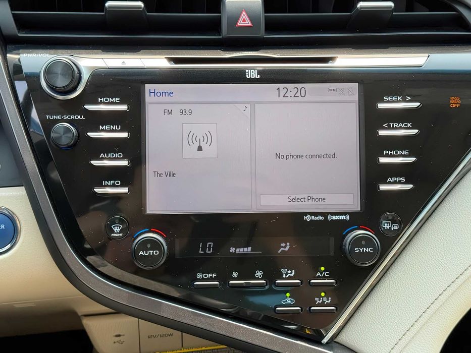 Toyota Camry Hybrid      2019