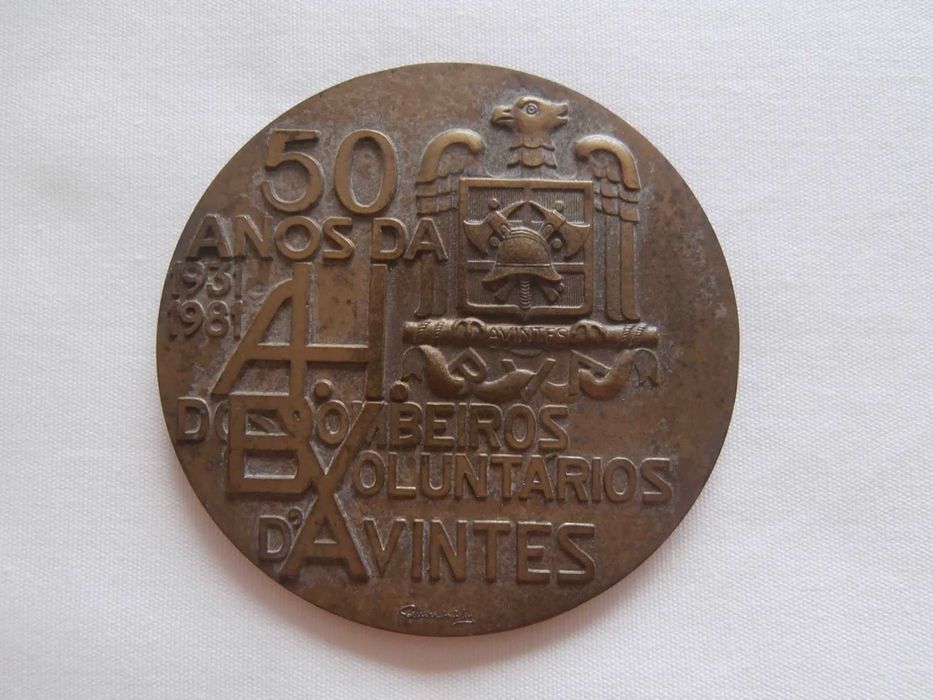 Várias medalhas de bombeiros