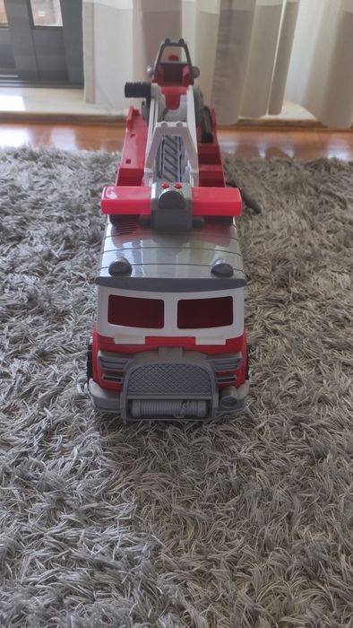 Camião dos bombeiros patrulha pata