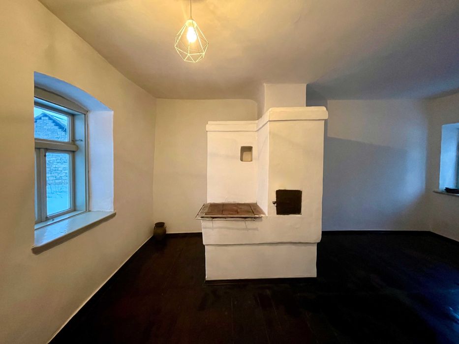 Історичний цегляний будинок біля Олеського замку (Львівська область)