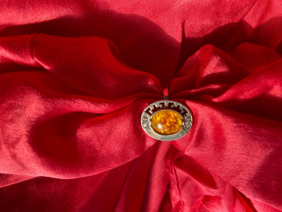 Срібна каблучка, з золотими пластинами,і натуральным бурштином янтарем