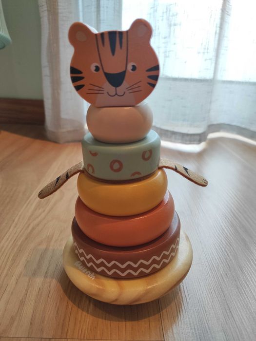 Pirâmide de argolas em madeira