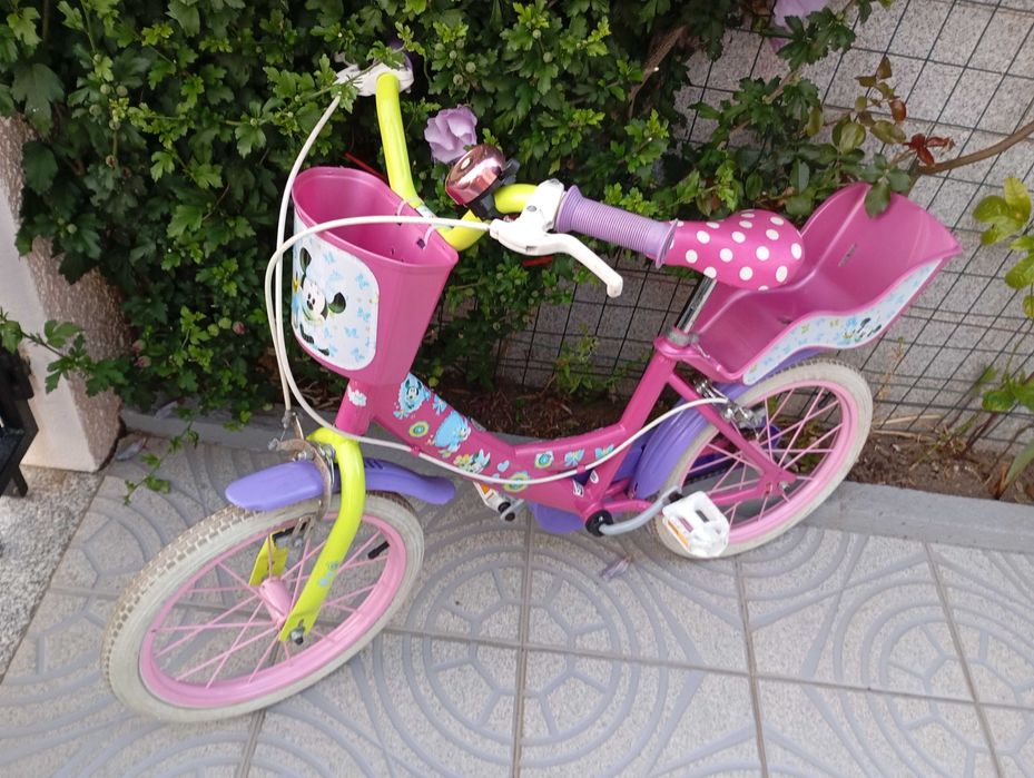 Bicicleta de menina com cesto e cadeirinha.