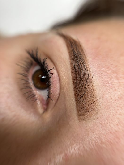 Makijaż permanentny brwi pmu modelka promocja