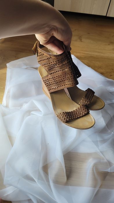 Sandałki na koturnie