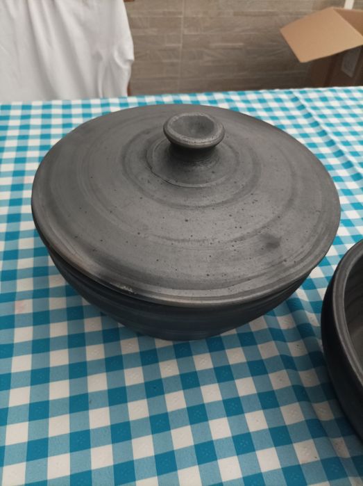 Tachos novos de barro preto