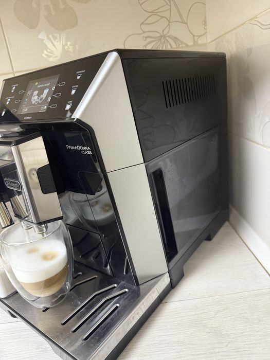 Кавомашина Delonghi  PrimaDonna Class  ECAM 556.55 SB