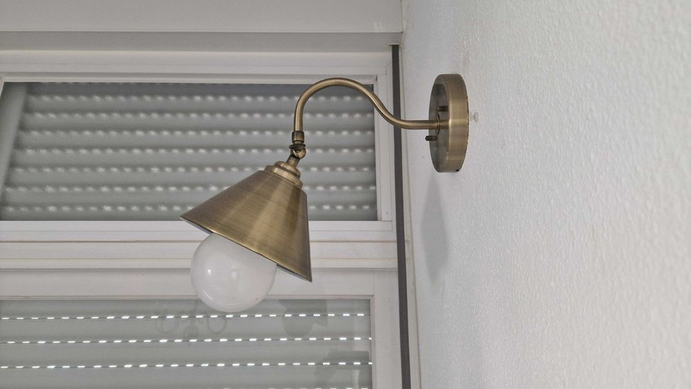 Aplique de parede dourado escovado